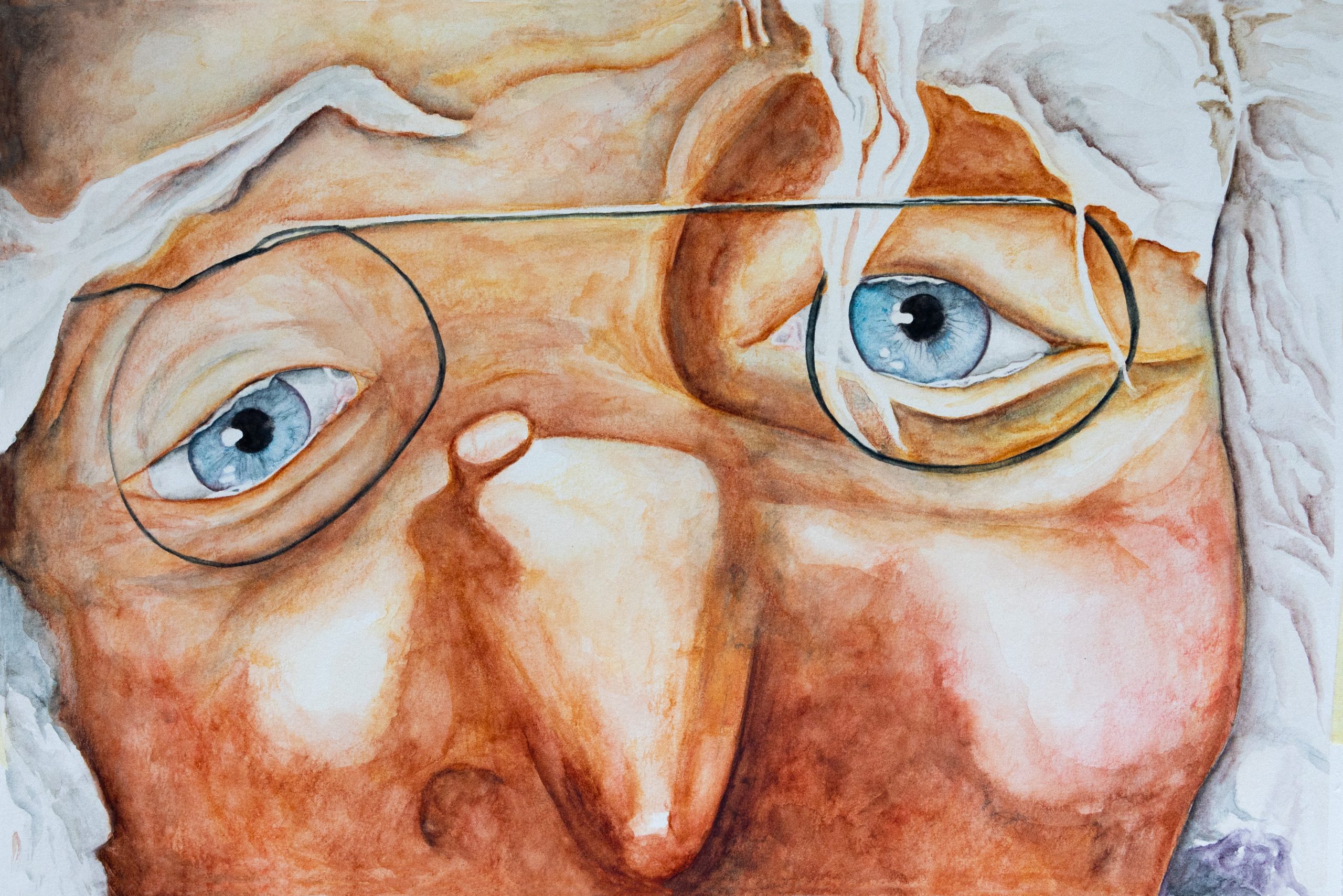 Zu sehen ist ein gemaltes Gesicht eines alten Mannes mit einer großen Nase, auf der eine schiefe Brille zu schweben scheint. Seine gütigen blau-grauen Augen sind mit Tränen gefüllt und blicken Dich direkt an.
